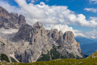 Dolomitler, Alpi Dolomiti yazın mavi gökyüzünün altında güzel manzaralı dağ manzarası. Güneşli bir günde Alpler 'in tepelerinde Rocky kulesi zirveleri. İtalya 'da kayalıkların ve tırmanan duvarların manzarası.