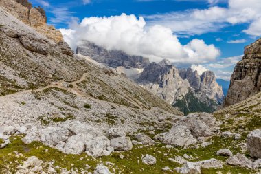 Dolomitler, Alpi Dolomiti yazın mavi gökyüzünün altında güzel manzaralı dağ manzarası. Güneşli bir günde Alpler 'in tepelerinde Rocky kulesi zirveleri. İtalya 'da kayalıkların ve tırmanan duvarların manzarası.