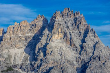 Dolomitler, Alpi Dolomiti yazın mavi gökyüzünün altında güzel manzaralı dağ manzarası. Güneşli bir günde Alpler 'in tepelerinde Rocky kulesi zirveleri. İtalya 'da kayalıkların ve tırmanan duvarların manzarası.