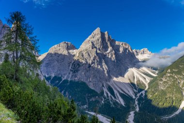 Dolomitler, Alpi Dolomiti yazın mavi gökyüzünün altında güzel manzaralı dağ manzarası. Güneşli bir günde Alpler 'in tepelerinde Rocky kulesi zirveleri. İtalya 'da kayalıkların ve tırmanan duvarların manzarası.