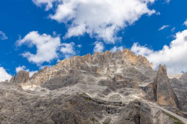 Dolomitler, Alpi Dolomiti yazın mavi gökyüzünün altında güzel manzaralı dağ manzarası. Güneşli bir günde Alpler 'in tepelerinde Rocky kulesi zirveleri. İtalya 'da kayalıkların ve tırmanan duvarların manzarası.