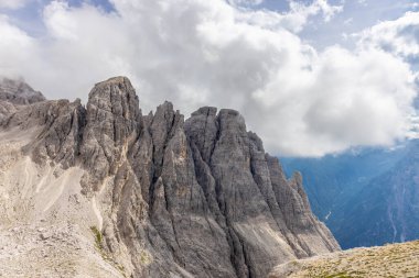 Dolomitler, Alpi Dolomiti yazın mavi gökyüzünün altında güzel manzaralı dağ manzarası. Güneşli bir günde Alpler 'in tepelerinde Rocky kulesi zirveleri. İtalya 'da kayalıkların ve tırmanan duvarların manzarası.