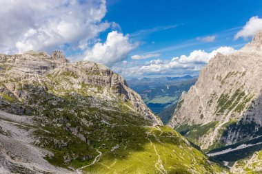 Dolomitler, Alpi Dolomiti yazın mavi gökyüzünün altında güzel manzaralı dağ manzarası. Güneşli bir günde Alpler 'in tepelerinde Rocky kulesi zirveleri. İtalya 'da kayalıkların ve tırmanan duvarların manzarası.