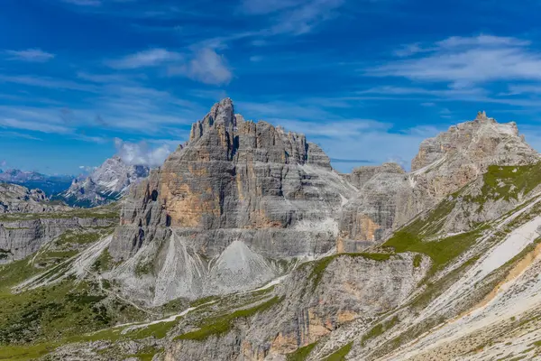Dolomitler, Alpi Dolomiti yazın mavi gökyüzünün altında güzel manzaralı dağ manzarası. Güneşli bir günde Alpler 'in tepelerinde Rocky kulesi zirveleri. İtalya 'da kayalıkların ve tırmanan duvarların manzarası.