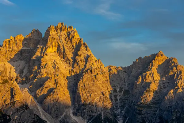 Dolomitler, Alpi Dolomiti yazın mavi gökyüzünün altında güzel manzaralı dağ manzarası. Güneşli bir günde Alpler 'in tepelerinde Rocky kulesi zirveleri. İtalya 'da kayalıkların ve tırmanan duvarların manzarası.