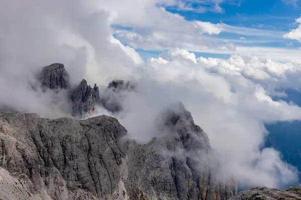Dolomitler, Alpi Dolomiti yazın mavi gökyüzünün altında güzel manzaralı dağ manzarası. Güneşli bir günde Alpler 'in tepelerinde Rocky kulesi zirveleri. İtalya 'da kayalıkların ve tırmanan duvarların manzarası.