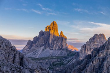 Dolomitler, Alpi Dolomiti yazın mavi gökyüzünün altında güzel manzaralı dağ manzarası. Güneşli bir günde Alpler 'in tepelerinde Rocky kulesi zirveleri. İtalya 'da kayalıkların ve tırmanan duvarların manzarası.