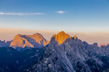 Dolomitler, Alpi Dolomiti yazın mavi gökyüzünün altında güzel manzaralı dağ manzarası. Güneşli bir günde Alpler 'in tepelerinde Rocky kulesi zirveleri. İtalya 'da kayalıkların ve tırmanan duvarların manzarası.