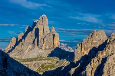 Dolomitler, Alpi Dolomiti yazın mavi gökyüzünün altında güzel manzaralı dağ manzarası. Güneşli bir günde Alpler 'in tepelerinde Rocky kulesi zirveleri. İtalya 'da kayalıkların ve tırmanan duvarların manzarası.