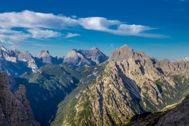 Dolomitler, Alpi Dolomiti yazın mavi gökyüzünün altında güzel manzaralı dağ manzarası. Güneşli bir günde Alpler 'in tepelerinde Rocky kulesi zirveleri. İtalya 'da kayalıkların ve tırmanan duvarların manzarası.