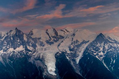 Fransa 'nın Chamonix vadisindeki Alpler' in dağ manzarası. Yazın Alp manzarası güneşli hava Tour du Montblanc, TMB yürüyüş rotası