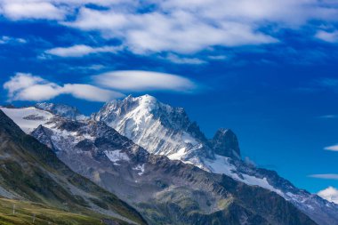 Fransa 'nın Chamonix vadisindeki Alpler' in dağ manzarası. Yazın Alp manzarası güneşli hava Tour du Montblanc, TMB yürüyüş rotası