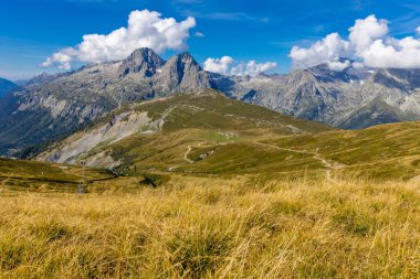 Fransa 'nın Chamonix vadisindeki Alpler' in dağ manzarası. Yazın Alp manzarası güneşli hava Tour du Montblanc, TMB yürüyüş rotası