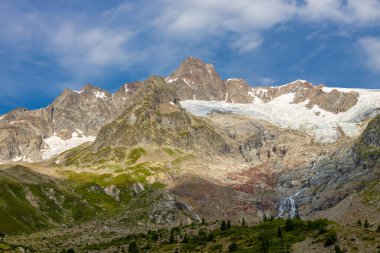 Fransa 'nın Chamonix vadisindeki Alpler' in dağ manzarası. Yazın Alp manzarası güneşli hava Tour du Montblanc, TMB yürüyüş rotası