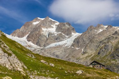 Fransa 'nın Chamonix vadisindeki Alpler' in dağ manzarası. Yazın Alp manzarası güneşli hava Tour du Montblanc, TMB yürüyüş rotası