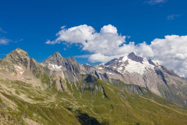 Fransa 'nın Chamonix vadisindeki Alpler' in dağ manzarası. Yazın Alp manzarası güneşli hava Tour du Montblanc, TMB yürüyüş rotası