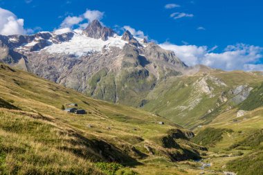 Fransa 'nın Chamonix vadisindeki Alpler' in dağ manzarası. Yazın Alp manzarası güneşli hava Tour du Montblanc, TMB yürüyüş rotası