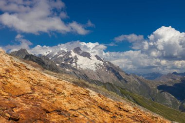 Fransa 'nın Chamonix vadisindeki Alpler' in dağ manzarası. Yazın Alp manzarası güneşli hava Tour du Montblanc, TMB yürüyüş rotası