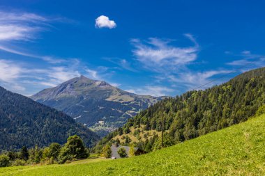 Fransa 'nın Chamonix vadisindeki Alpler' in dağ manzarası. Yazın Alp manzarası güneşli hava Tour du Montblanc, TMB yürüyüş rotası