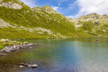 Fransa 'nın Chamonix vadisindeki Alpler' in dağ manzarası. Yazın Alp manzarası güneşli hava Tour du Montblanc, TMB yürüyüş rotası