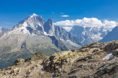 Fransa 'nın Chamonix vadisindeki Alpler' in dağ manzarası. Yazın Alp manzarası güneşli hava Tour du Montblanc, TMB yürüyüş rotası