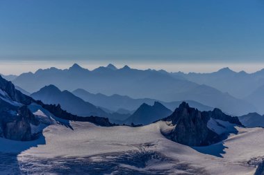 Fransa 'nın Chamonix vadisindeki Alpler' in dağ manzarası. Yazın Alp manzarası güneşli hava Tour du Montblanc, TMB yürüyüş rotası