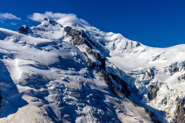 Fransa 'nın Chamonix vadisindeki Alpler' in dağ manzarası. Yazın Alp manzarası güneşli hava Tour du Montblanc, TMB yürüyüş rotası