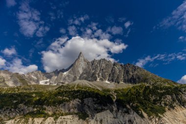 Fransa 'nın Chamonix vadisindeki Alpler' in dağ manzarası. Yazın Alp manzarası güneşli hava Tour du Montblanc, TMB yürüyüş rotası