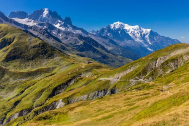 Fransa 'nın Chamonix vadisindeki Alpler' in dağ manzarası. Yazın Alp manzarası güneşli hava Tour du Montblanc, TMB yürüyüş rotası