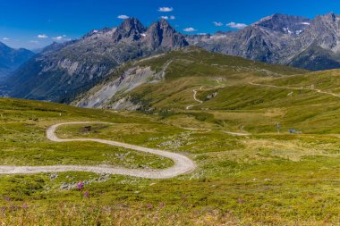 Fransa 'nın Chamonix vadisindeki Alpler' in dağ manzarası. Yazın Alp manzarası güneşli hava Tour du Montblanc, TMB yürüyüş rotası