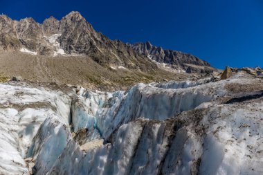Fransa 'nın Chamonix vadisindeki Alpler' in dağ manzarası. Yazın Alp manzarası güneşli hava Tour du Montblanc, TMB yürüyüş rotası