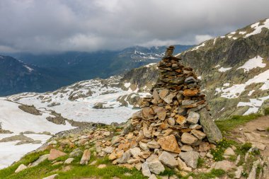 Fransa 'nın Chamonix vadisindeki Alpler' in dağ manzarası. Yazın Alp manzarası güneşli hava Tour du Montblanc, TMB yürüyüş rotası