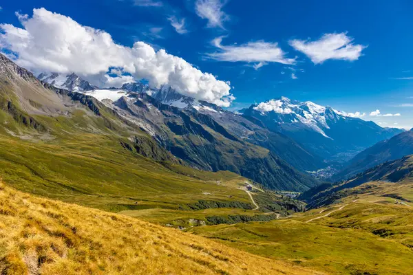 Fransa 'nın Chamonix vadisindeki Alpler' in dağ manzarası. Yazın Alp manzarası güneşli hava Tour du Montblanc, TMB yürüyüş rotası