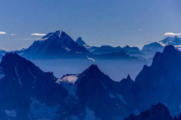 Fransa 'nın Chamonix vadisindeki Alpler' in dağ manzarası. Yazın Alp manzarası güneşli hava Tour du Montblanc, TMB yürüyüş rotası