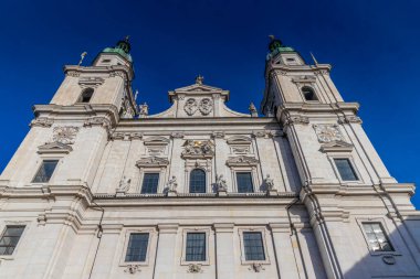 Avusturya 'nın Salzburg şehrinde. Kiliseler, şato, köprü ve arkasında dağlar olan güzel şehir manzarası. Salzburg 'un ünlü şehirleri ve turistik yerleri.