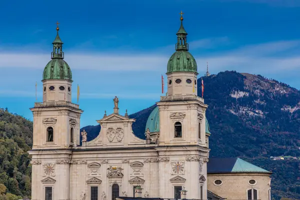 Avusturya 'nın Salzburg şehrinde. Kiliseler, şato, köprü ve arkasında dağlar olan güzel şehir manzarası. Salzburg 'un ünlü şehirleri ve turistik yerleri.