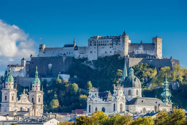 Avusturya 'nın Salzburg şehrinde. Kiliseler, şato, köprü ve arkasında dağlar olan güzel şehir manzarası. Salzburg 'un ünlü şehirleri ve turistik yerleri.