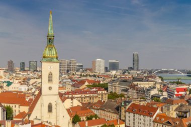 Bratislava, Slovakya şehir manzarasının başkenti. Eski şehir merkezindeki kiliseler ve şato. Bratislavsky Tepenin üstünde tarihi görüş kalesi