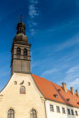 Bratislava, Slovakya şehir manzarasının başkenti. Eski şehir merkezindeki kiliseler ve şato. Bratislavsky Tepenin üstünde tarihi görüş kalesi