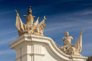 Bratislava, Slovakya şehir manzarasının başkenti. Eski şehir merkezindeki kiliseler ve şato. Bratislavsky Tepenin üstünde tarihi görüş kalesi