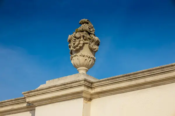 Bratislava, Slovakya şehir manzarasının başkenti. Eski şehir merkezindeki kiliseler ve şato. Bratislavsky Tepenin üstünde tarihi görüş kalesi