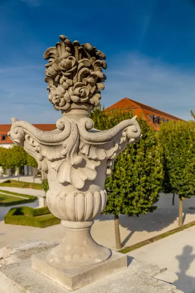 Bratislava, Slovakya şehir manzarasının başkenti. Eski şehir merkezindeki kiliseler ve şato. Bratislavsky Tepenin üstünde tarihi görüş kalesi