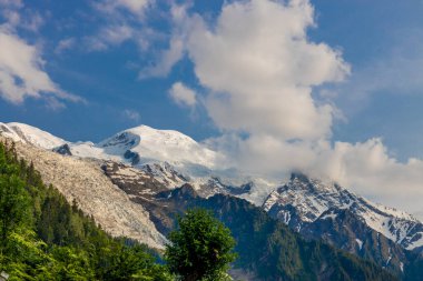 Alp dağları çok güzel bir manzara. Montblanc dağlarının manzaralı turu yaz aylarındaki güzel ışık altında dağ zirveleri ve göller, Fransız Alpleri