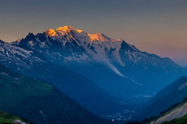 Alp dağları çok güzel bir manzara. Montblanc dağlarının manzaralı turu yaz aylarındaki güzel ışık altında dağ zirveleri ve göller, Fransız Alpleri
