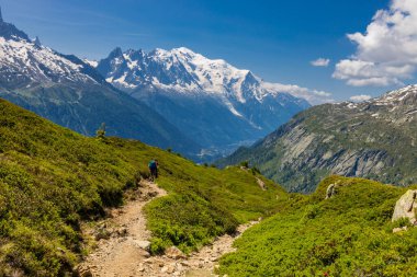 Alp dağları çok güzel bir manzara. Montblanc dağlarının manzaralı turu yaz aylarındaki güzel ışık altında dağ zirveleri ve göller, Fransız Alpleri