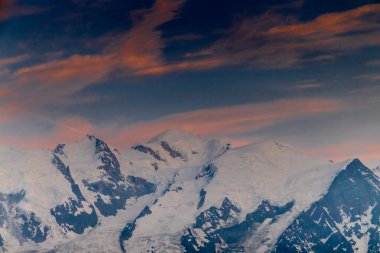 Alp dağları çok güzel bir manzara. Montblanc dağlarının manzaralı turu yaz aylarındaki güzel ışık altında dağ zirveleri ve göller, Fransız Alpleri