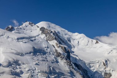 Alp dağları çok güzel bir manzara. Montblanc dağlarının manzaralı turu yaz aylarındaki güzel ışık altında dağ zirveleri ve göller, Fransız Alpleri