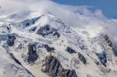 Alp dağları çok güzel bir manzara. Montblanc dağlarının manzaralı turu yaz aylarındaki güzel ışık altında dağ zirveleri ve göller, Fransız Alpleri