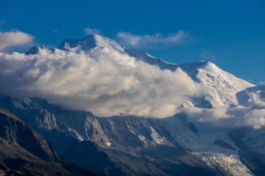 Alp dağları çok güzel bir manzara. Montblanc dağlarının manzaralı turu yaz aylarındaki güzel ışık altında dağ zirveleri ve göller, Fransız Alpleri
