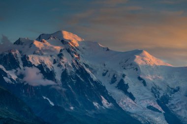 Alp dağları çok güzel bir manzara. Montblanc dağlarının manzaralı turu yaz aylarındaki güzel ışık altında dağ zirveleri ve göller, Fransız Alpleri